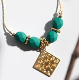 Geometric rhumbos necklace with green beads