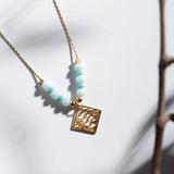 Geometric wavy rhumbos necklace with green beads