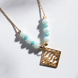 Geometric wavy rhumbos necklace with green beads